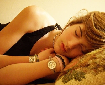 ترك الضوء مضاءاً أثناء النوم يسبب زيادة في الوزن!!