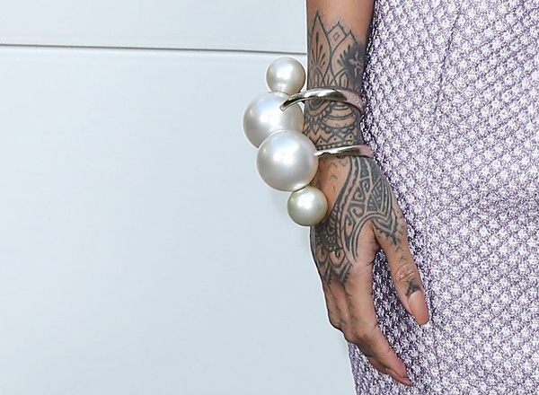 كوني على الموضة وأضيفي اللؤلؤ إلى أزيائك