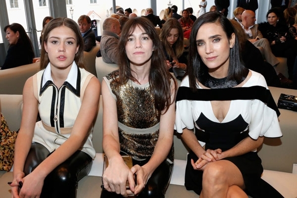 من هم النجوم الذين حضروا عرض Cruise من Louis Vuitton؟