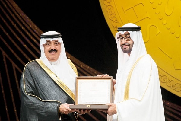 الأمير متعب بن عبدالله يتسلّم جائزة زايد لشخصية العام الثقافية
