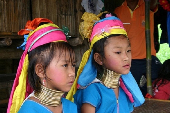 موضة 'خاتم العنق' تمنع نساء تايلاندا من رؤية أعناقهن!