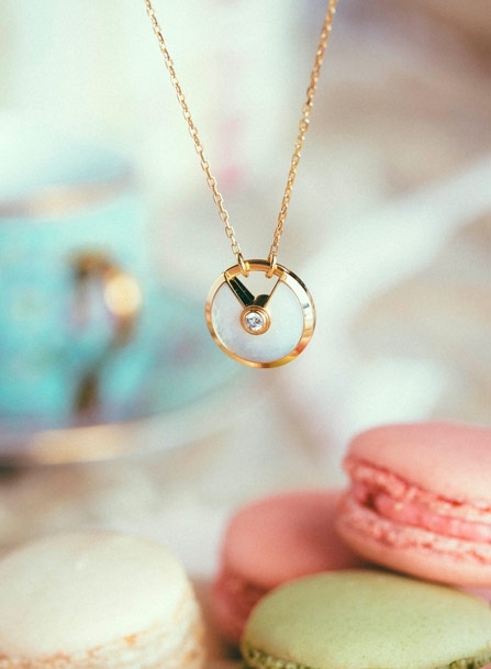 لحظة لقاء زهرة ليلى ب Amulette de Cartier