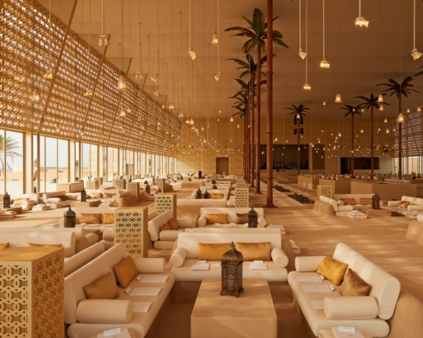 ديكور عرض  Chanel يحاكي لؤلؤة الإمارات دبي