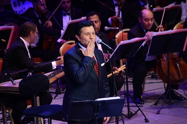 بعد خروجه من المستشفى...هاني شاكر يغنّي جلوساً