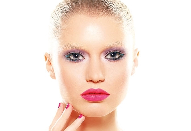 شفاه لمّاعة، أهداب ملونة، أظافر برتقالية أو وردية... صيفك ملون وغني بالفيتامينات...