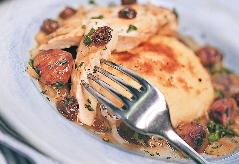 الدجاج مع الكستناء والزبيب