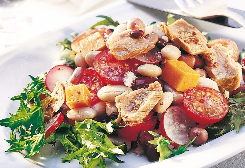 سلطة التونة والفول والجبنة