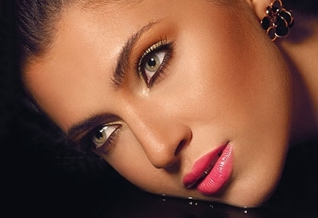 ماكياج جريء يعكس صيفاً غنياً بالألوان...