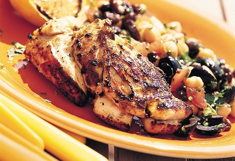 يخنة الدجاج مع سلطة الزبيب واللوز