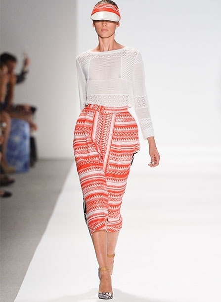 البرتقالي من شفتيك إلى أظافرك وأزيائك