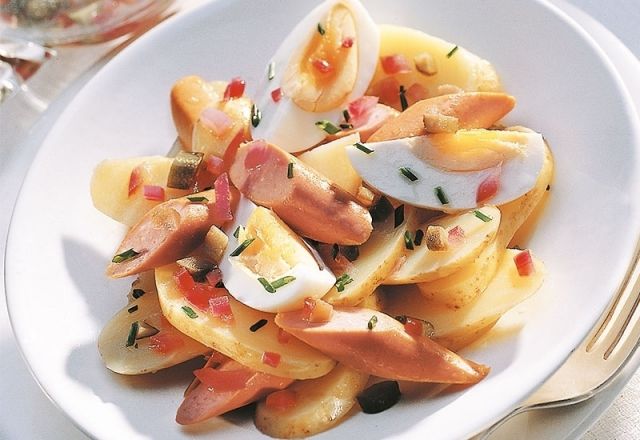 سلطة النقانق والبطاطا