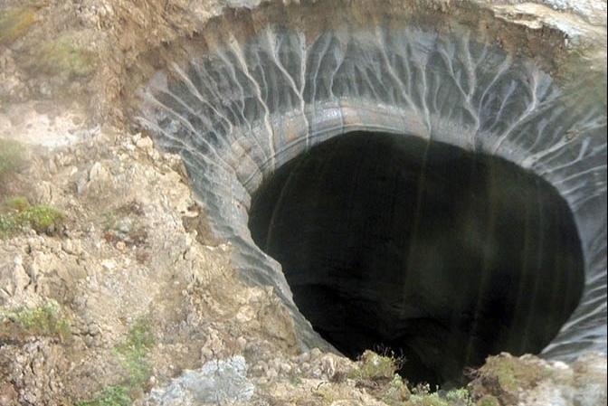 صور جديدة من داخل حفرة 'نهاية الأرض' في روسيا 