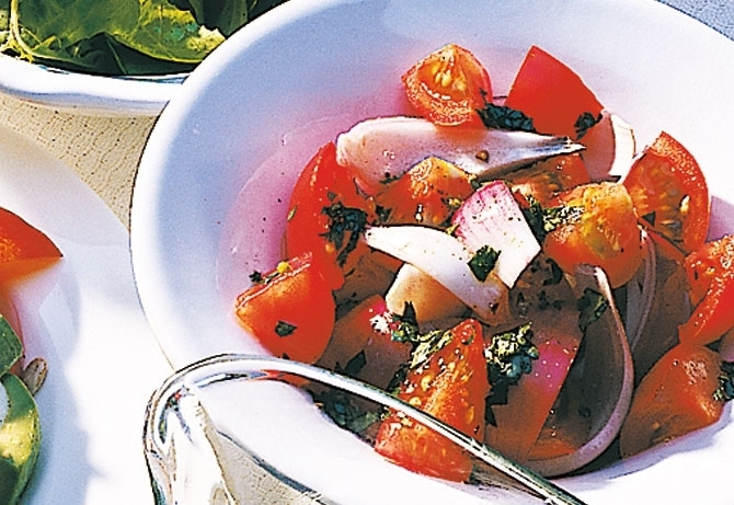 سلطة البندورة والبصل الأحمر