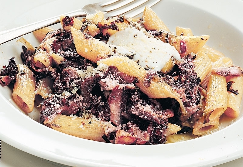 معكرونة مع الهندباء الحمراء