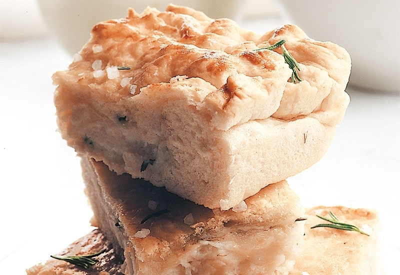 خبز الفوكاشيا مع البطاطا وإكليل الجبل