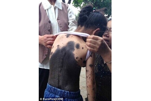 بالصور- طفلة تتحوّل إلى قطّة وأمها تفرّ رعباً!