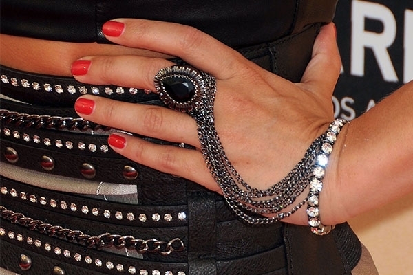 أضيفي السلاسل المعدنيّة الضخمة إلى طلّتك