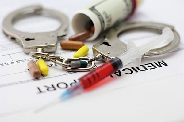 الطبيبة المزيفة خافت من الطلاق فارتكبت جريمة!