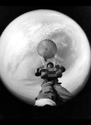 10- المصور الصحفي الأمريكي تيري فينشر يلتقط صورة سيلفي بعدسة ‏fisheye‏ مثبتة في ساقه عام 1966‏.