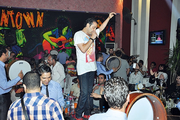 سعد مع إحدى المعجبات