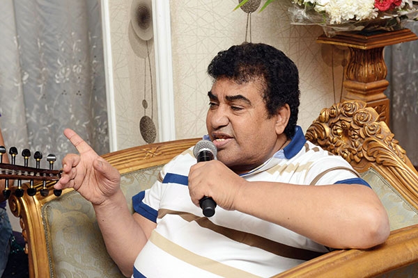 عدوية يغني في عيد ميلاده