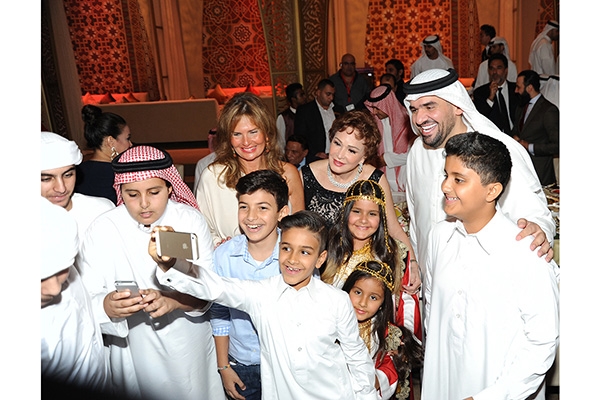 لبلبة، يسرا وحسين الجسمي مع أسرة الشيخ وليد آل ابراهيم- رئيس مجلس إدارة مجموعة MBC