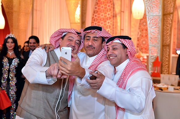 ناصر القصبي يتوسط تركي الدخيل واسعد الزهراني