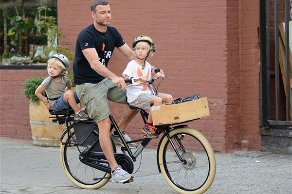 Liev Schreiber, Naomi Watts and their sons Alexander and Samuel on their way to school Liev Schreiber, Naomi Watts and their sons Alexander and Samuel on their way to school