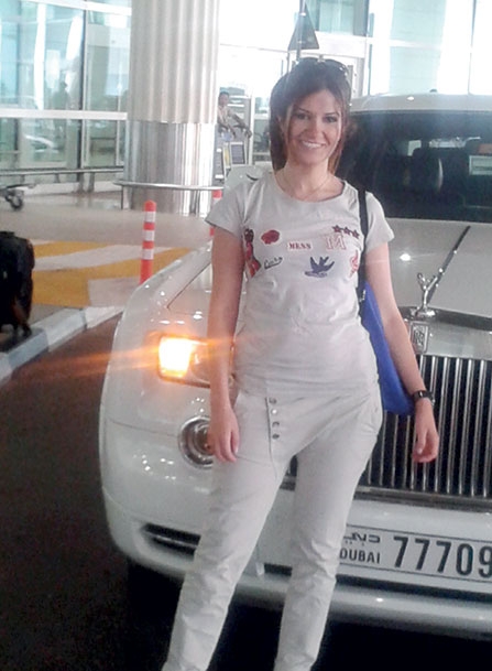 أمام الرولز رويس في المطار