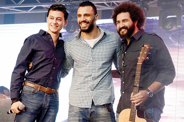 مصطفى مع عضوين من فريقه