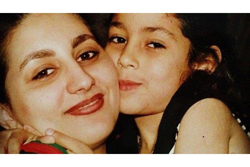 آيتن عامر مع شقيقتها وفاء