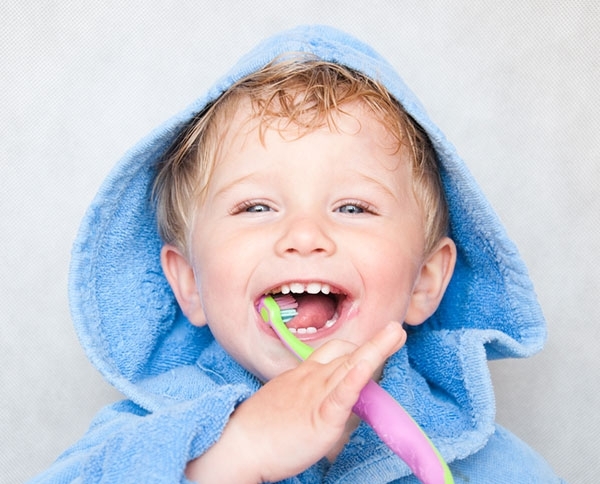 8 خطوات سهلة لحماية أسنان طفلك