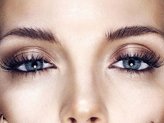 جاذبية عينيك مع ظلال العينين