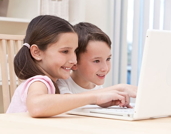 <strong  dir='ltr'>دراسة جديدة</strong> - استخدام الأطفال للابتوب بكثرة يعرّضهم للإصابة بحساسية النيكل