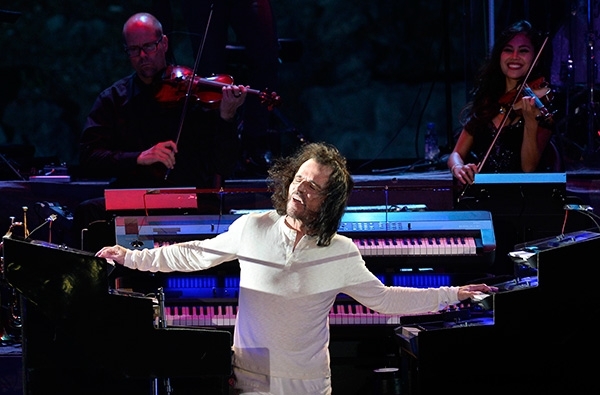 Yanni ياني يروي قصص الحب في حياته في جبيل