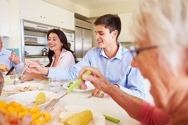 العزومات الرمضانية تصيب النجوم بوجع الرأس! تفاصيل يسردها النجوم