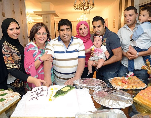 عدوية يحتفل بـ'حاجة ساقعة' مع أحفاده