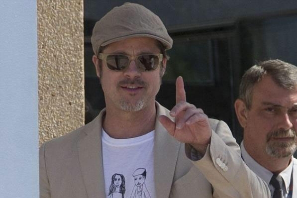 قميص براد بيت يخبر حكاية حبّه! من التي في الصورة ومن رسمها؟