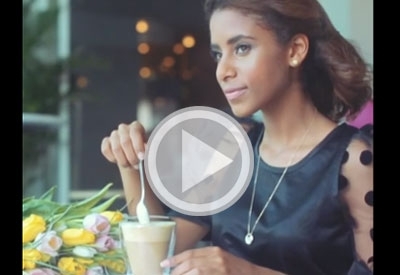 تحرك القهوة بيد وأمانيها باليد الأخرى