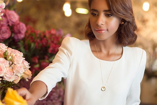 قلادة ووردة تسردان ألف حكاية وعطر ولون