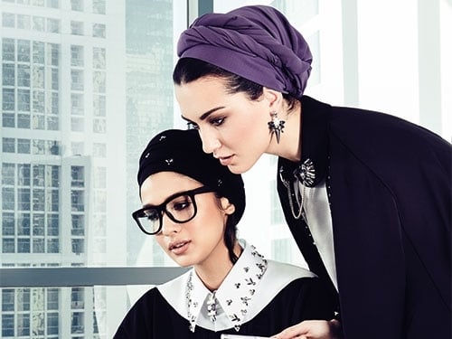 تألقي بعباءة مطرّزة بكريستال Swarovski