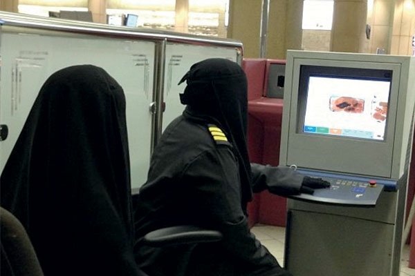 المطارات السعودية تستعد لعمل المرأة في 'كـاونترات الجوازات'