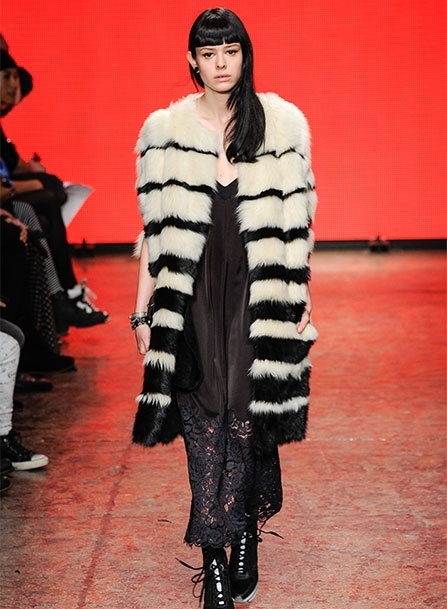 عرض DKNY للأزياء الجاهزة لخريف وشتاء <strong  dir='ltr'>2014/2015</strong> من نيويورك