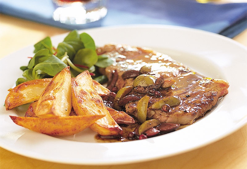 شرائح اللحم المشوية مع صلصة الزيتون