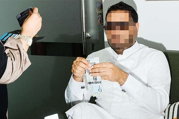 مشكلة تواجه المرأة العاملة: زوجي يطمع براتبي