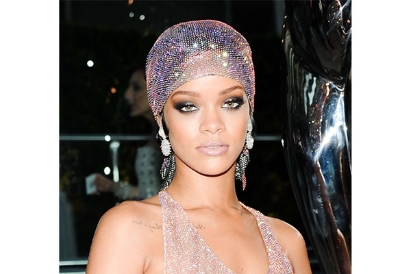 <strong  dir='ltr'>5</strong> خطوات سهلة لتكوني جميلة مثل ... ريهانا