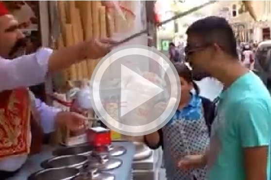 بالفيديو - لن تصدّقي كيف تباع البوظة في تركيا