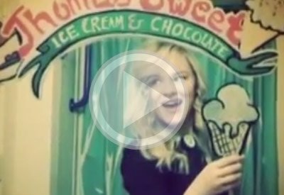 فتاة تحول 'سيلفي' مرآة الحمام إلى عمل فني