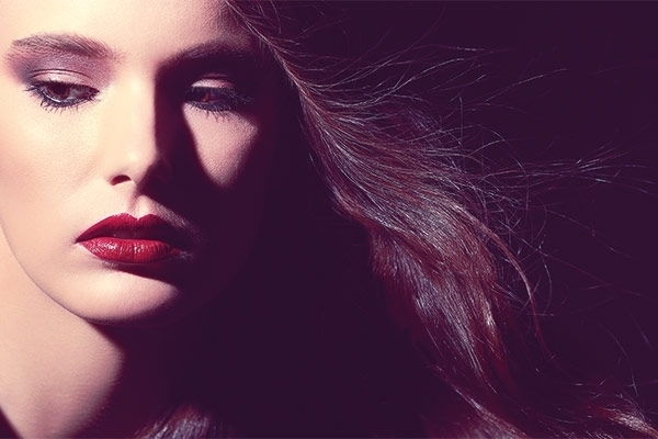 عادت النظرة الدخانية والشفتان الملونتان بالأحمر والألوان الخريفية...