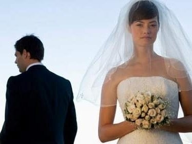عروس تزف الى عريس غير عريسها عن طريق الخطأ...